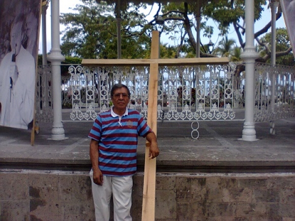Puerto Vallarta: Harto de que tomen a Puerto Vallarta como botín, se crucificará parroquiano en la plaza de armas de la ciudad