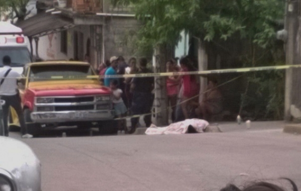 Puerto Vallarta: Ejecutan a “El Temerario”, un presunto tirador de drogas de la colonia Ramblases; sicarios le dispararon desde una motocicleta a las afueras de su casa