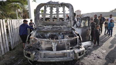 Uno de los vehículos de WCK, alcanzado por un ataque de las FDI en Deir al Balah, Franja de Gaza, el 2 de abril de 2024.