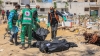 Paramédicos palestinos retiran cadáveres descubiertos en las inmediaciones del hospital Al Shifa de la ciudad de Gaza, el 17 de abril de 2024