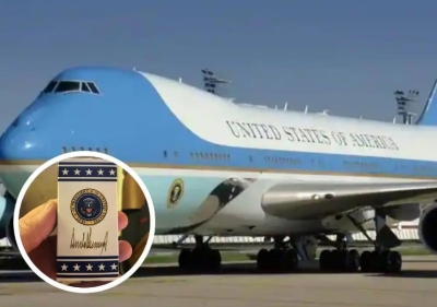 El avión Air Force One y un paquete de caramelos con el logo de la Casa Blanca que se llevó un periodista