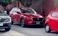 Los hechos sucedieron en el cruce de las calles Elías Villalpando y Pedro González, donde quedó la víctima a un costado de su vehículo: una camioneta Mazda tinta.