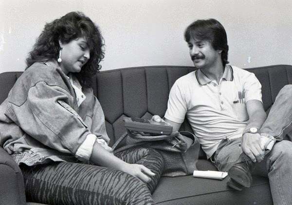 Sara Cosío con el periodista Tomás Zamora en abril de 1985.