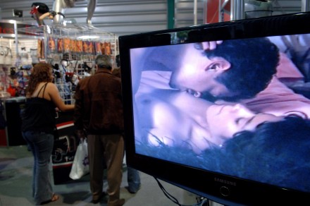 Un video pornográfico en una expo de sexo.  Foto: MIguel Dimayuga