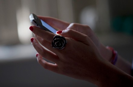 Una mujer navega en Facebook a través de su celular.  Foto: AP