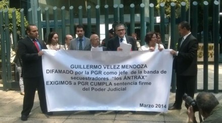 El padre de Guillermo Vélez durante una protesta en la PGR.  Foto: Tomada de Twitter