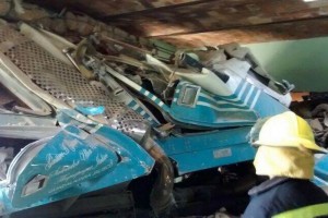 ACCIDENTE. El conductor del tráiler cargado con vigas de acero falleció tras el hecho. (Foto: @PCJalisco )