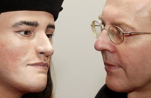 Michael Ibsen, junto a la reconstrucción del rostro de Ricardo III. / Justin Tallis (AFP) Michael Ibsen, junto a la reconstrucción del rostro de Ricardo III. / Justin Tallis (AFP)