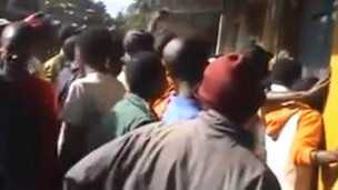 Un video en Nairobi, Kenia, muestra una muchedumbre rodeando una casa donde, supuestamente, una pareja sufría de captivus. Un video en Nairobi, Kenia, muestra una muchedumbre rodeando una casa donde, supuestamente, una pareja sufría de captivus.