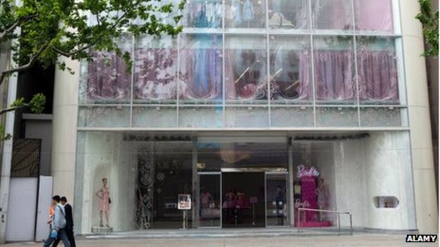 El color rosa de la tienda de Barbie en Shangái generó confusión entre algunos clientes. El color rosa de la tienda de Barbie en Shangái generó confusión entre algunos clientes.