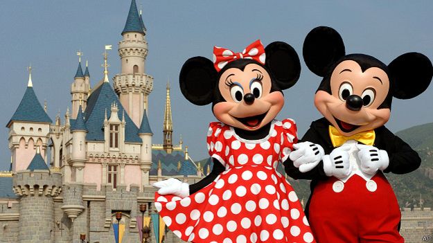 Disneyland y Disney World representan la esencia de la cultura estadounidense. Disneyland y Disney World representan la esencia de la cultura estadounidense.