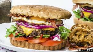 Historias sobre el origen de la hamburguesa circulan por distintos lugares del mundo. Historias sobre el origen de la hamburguesa circulan por distintos lugares del mundo.