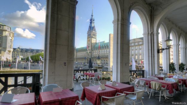 Un puñado de restaurantes en Hamburgo sirven un sándwich que pudo ser un antecesor de la hamburguesa. Un puñado de restaurantes en Hamburgo sirven un sándwich que pudo ser un antecesor de la hamburguesa.