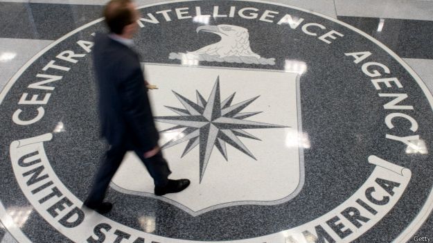 Los dos psicólogos sirvieron de enlace entre la CIA y los servicios de inteligencia extranjeros. Los dos psicólogos sirvieron de enlace entre la CIA y los servicios de inteligencia extranjeros.