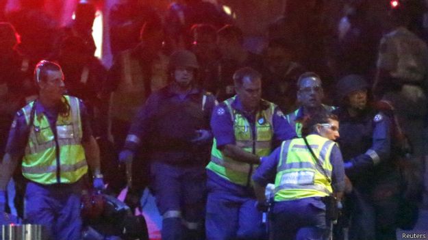 Tras la irrupción de la policía, equipos médicos evacuaron a los heridos. Tras la irrupción de la policía, equipos médicos evacuaron a los heridos.