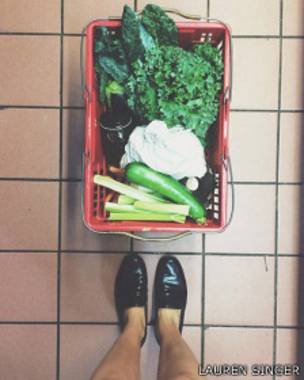 Comprando alimentos a granel redujo considerablemente los desechos. Comprando alimentos a granel redujo considerablemente los desechos.