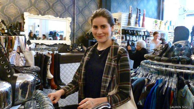 En cuanto a la ropa, decidió pasarse a la de segunda mano. En cuanto a la ropa, decidió pasarse a la de segunda mano.