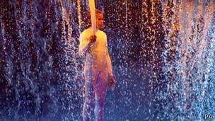 Freeman se paró bajo un chorro de agua durante la ceremonia inaugural y su traje quedó empapado. Freeman se paró bajo un chorro de agua durante la ceremonia inaugural y su traje quedó empapado.