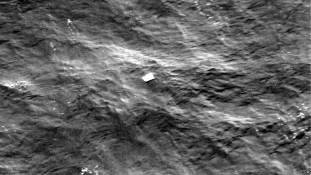 Un oficial de la fuerza aérea de Indonesia reportó que habían informes de avistamiento en el mar de objetos flotantes que podrían ser escombros de la aeronave perdida. Un oficial de la fuerza aérea de Indonesia reportó que habían informes de avistamiento en el mar de objetos flotantes que podrían ser escombros de la aeronave perdida.