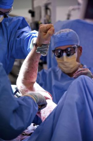 Los doctores conectan el brazo del donante durante la cirugía. / Lightchaser Photography Los doctores conectan el brazo del donante durante la cirugía. / Lightchaser Photography