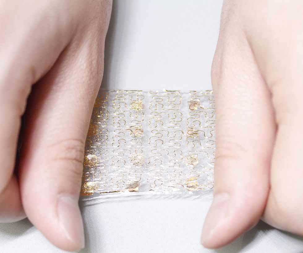 La piel artificial se puede estirar hasta un 50% para imitar la elasticidad de la piel humana sin afectar al rendimiento de los sensores. Kim et al. La piel artificial se puede estirar hasta un 50% para imitar la elasticidad de la piel humana sin afectar al rendimiento de los sensores. Kim et al.