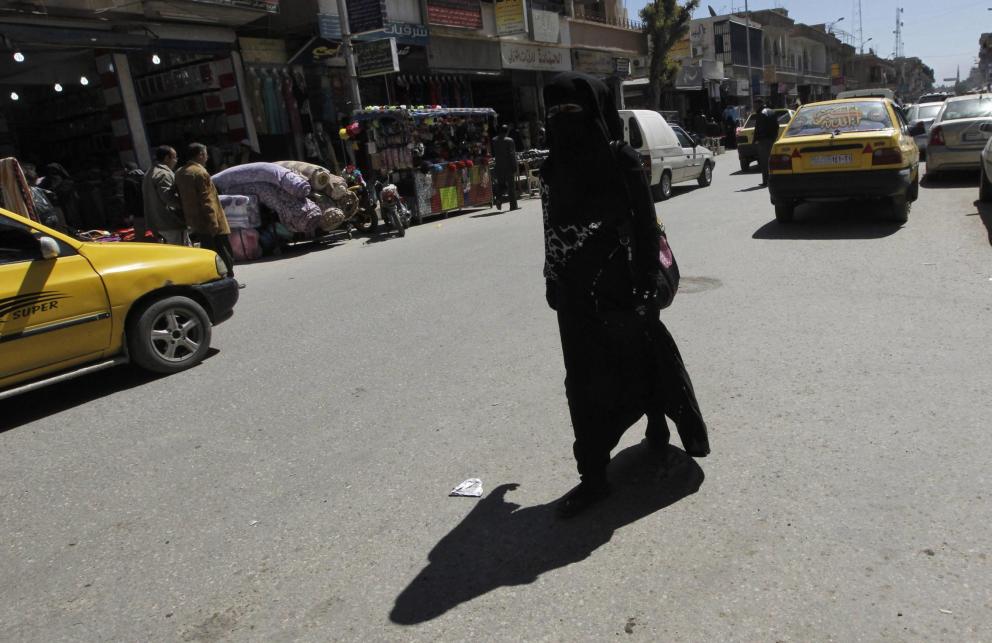 Una mujer con niqab camina por una calle de Raqqa, 'capital' del Estado Islámico (Reuters). Una mujer con niqab camina por una calle de Raqqa, 'capital' del Estado Islámico (Reuters).