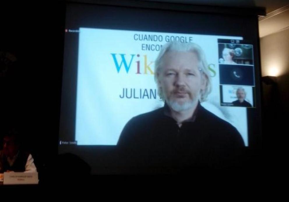 Assange, durante el encuentro en el Circulo de Bellas Artes. Assange, durante el encuentro en el Circulo de Bellas Artes.