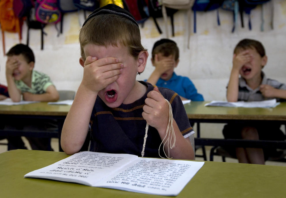 Estudiantes ultraortodoxos rezan en una clase en la Kehilot Yaacov Torah School, en Ramot, Jerusalén Estudiantes ultraortodoxos rezan en una clase en la Kehilot Yaacov Torah School, en Ramot, Jerusalén
