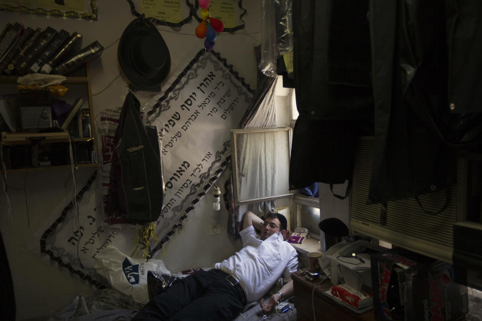 Un ultraortodoxo descansa en su habitación en la Yeshiva Mir de Jerusalén (Reuters). Un ultraortodoxo descansa en su habitación en la Yeshiva Mir de Jerusalén (Reuters).