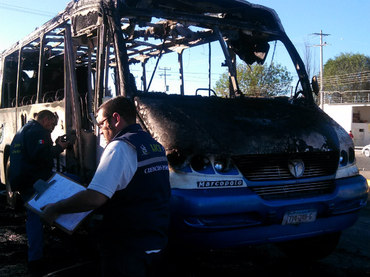 Tres vehículos en distintos puntos del municipio fueron incendiados.