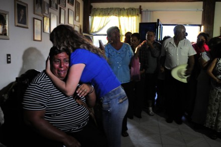 Edelmira Arias, familiar de Tamayo llora en la residencia de sus padres.  Foto: AP