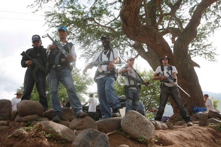 No ceden ante el Ejército los grupos de autodefensa en Michoacán.  Foto: AP / Gustavo Aguado