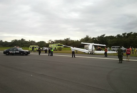 El avión privado procedente de Guadalajara hizo un aterrizaje de emergencia en Puerto Vallarta.  (Cortesía)
