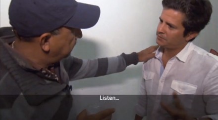 Servando Gómez Martínez, “La Tuta”, con el reportero de la cadena británica 4 news.  Foto: Tomada de YouTube