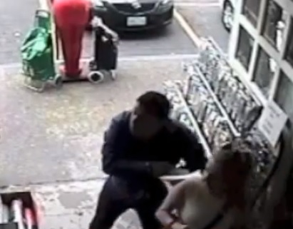 En la grabación se observa el momento en el que dos sujetos se aproximan al establecimiento en donde se encontraba Edith y su marido. ESPECIAL