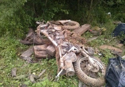 La motocicleta hallada en Guerrero junto a los supuestos restos de Harry Devert.  Foto: Especial