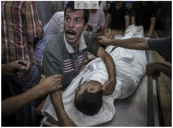 Un padre llora junto al cuerpo de su hijo, que fue asesinado en el bombardeo israelí a la escuela de la localidad de Beit Hanún, en el hospital de Kamal Adwan en Beit Lahiya en Gaza. (EFE) 