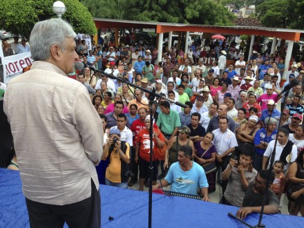 López Obrador en su visita este viernes 6 a Tecpan de Galeana, Guerrero. 