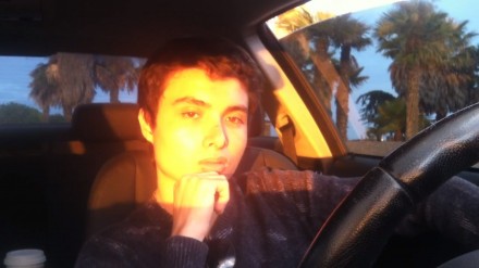 Elliot Rodger en una imagen tomada del video subido a YouTube.  Foto: AP.