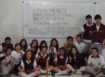 En las redes sociales se compartió una imagen de un grupo de estudiantes con un mensaje contra Peña Nieto.  Foto: Tomada de Twitter.
