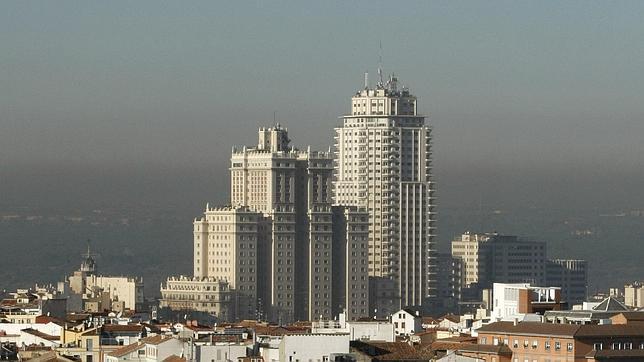 El benceno está presente en los gases expulsados por los automóviles, la industria y el humo del tabaco.