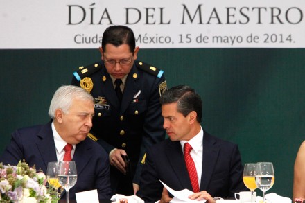 Chuayffet y Peña durante la celebración del Día del Maestro en Los Pinos.  Foto: Eduardo Miranda
