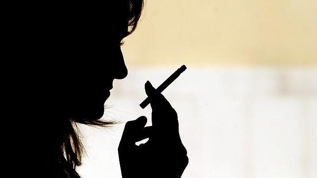El humo que respiran los fumadores pasivos también envejece