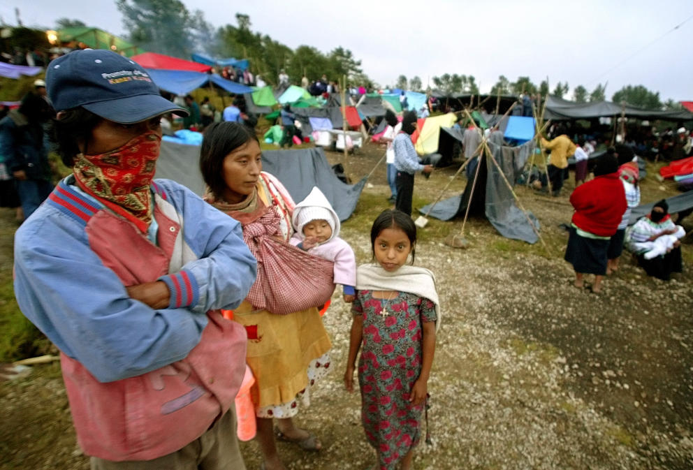 Mujeres indígenas que pertenecen al Ejército Zapatista de Liberación Nacional durante una marcha de protesta en San Cristóbal de las Casas, Chiapas. (Reuters) 