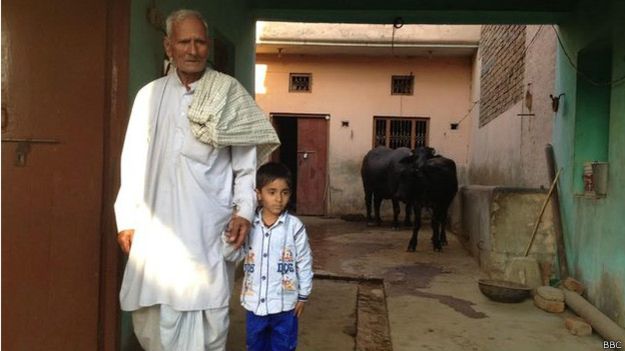 Bala Ram dice que Naveem es al mismo tiempo la hija y el hijo de la familia. Bala Ram dice que Naveem es al mismo tiempo la hija y el hijo de la familia.