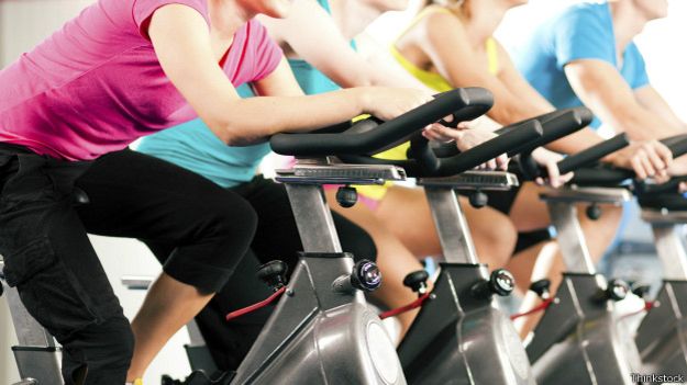La posición en la bicicleta es fundamental para evitar riesgos en el cuerpo. La posición en la bicicleta es fundamental para evitar riesgos en el cuerpo.