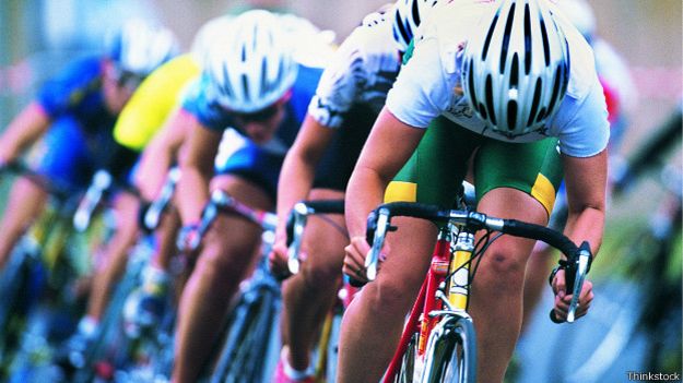 Andar en bicicleta puede ser positivo y perjudicial para el cuerpo, por eso es necesario encontrar un balance. Andar en bicicleta puede ser positivo y perjudicial para el cuerpo, por eso es necesario encontrar un balance.
