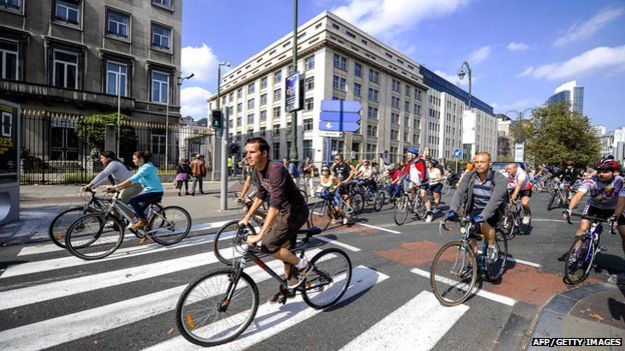 En Holanda, Bélgica y los países nórdicos es común el uso de la bicicleta en las calles. En Holanda, Bélgica y los países nórdicos es común el uso de la bicicleta en las calles.