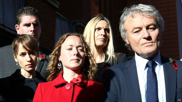 Emma y Kerry, las hijas de Maguire y Don, el esposo de la profesora, estuvieron presentes en el tribunal en Leeds. Emma y Kerry, las hijas de Maguire y Don, el esposo de la profesora, estuvieron presentes en el tribunal en Leeds.