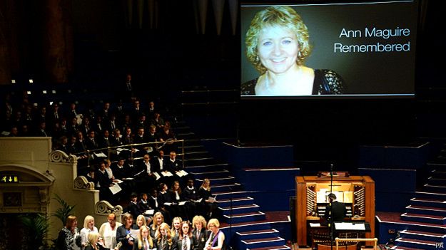 La familia de Ann Maguire creó una fundación en su nombre para ofrecer becas menores de 18 años en música, teatro, lenguaje y danza. La familia de Ann Maguire creó una fundación en su nombre para ofrecer becas menores de 18 años en música, teatro, lenguaje y danza.